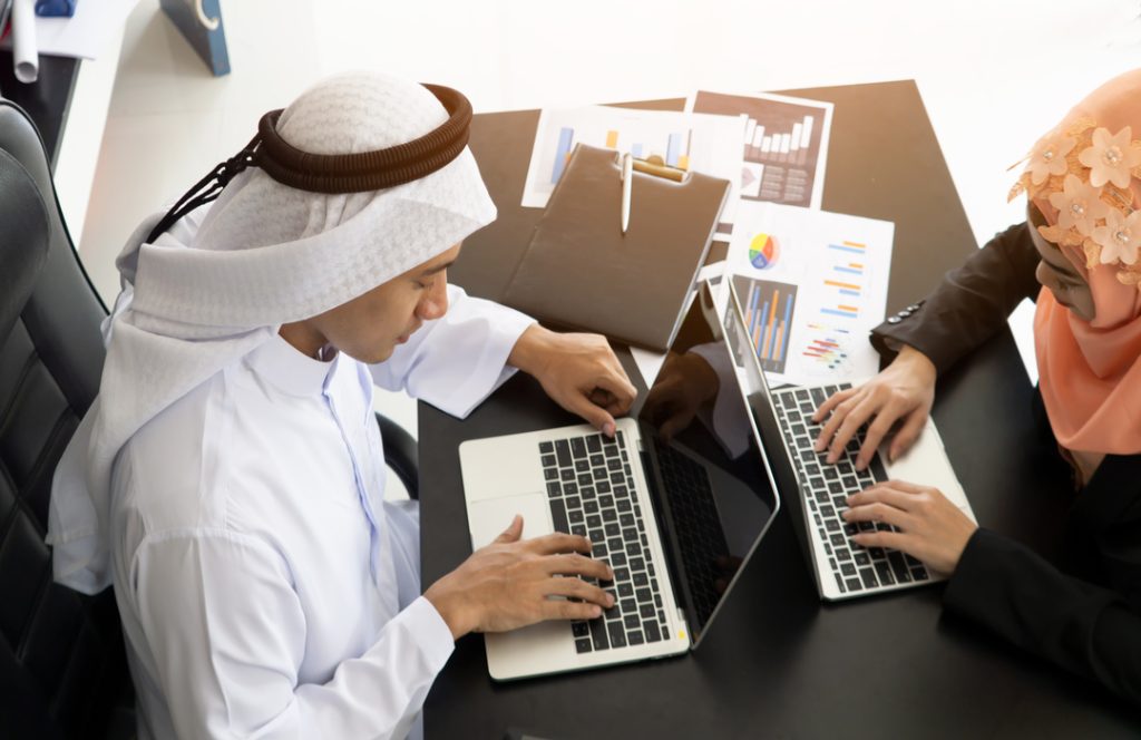  المنصات الرقمية لتعزيز السلامة النفسية في بيئة العمل: الإمارات نموذجاً
